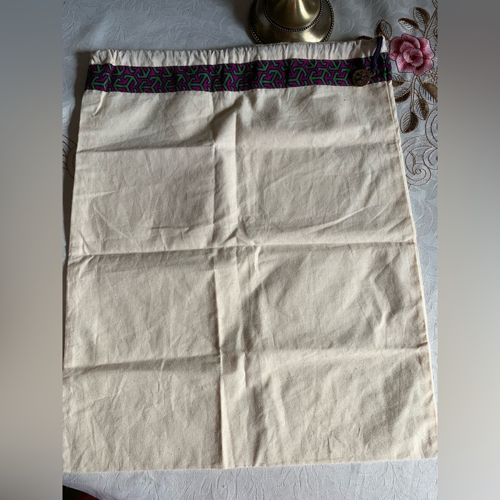 Excellent Tory Burch drawstring dust bag with logo charm